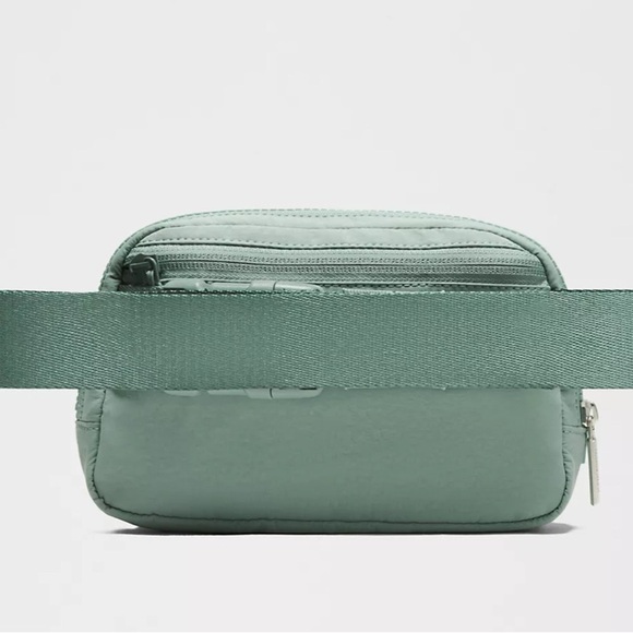⭐️NWT⭐️ Lululemon Everywhere Belt Bag 1L - Picture 2 of 5